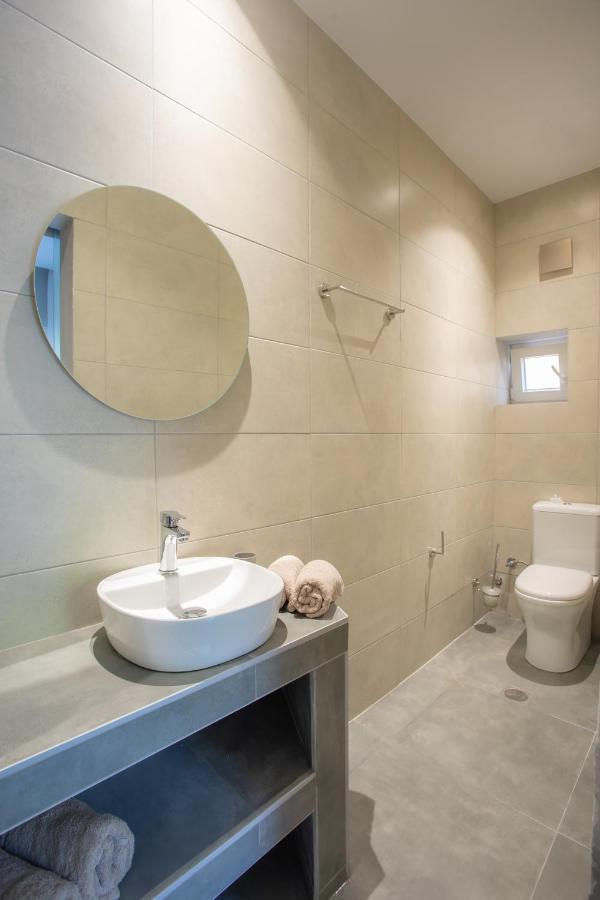 21 Apartment *